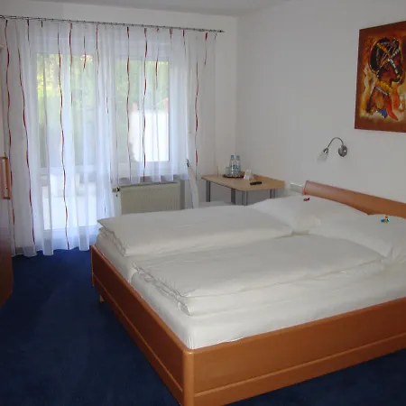 格尼姆瓦涵酒店 3*